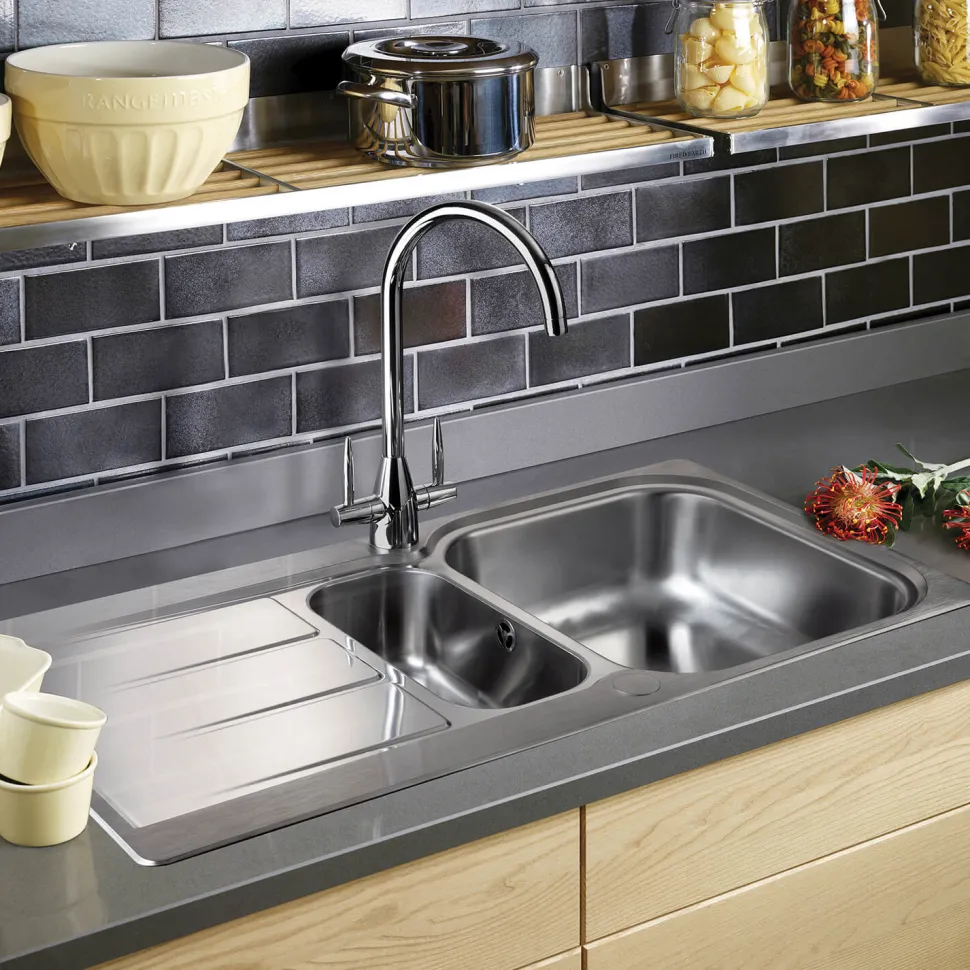 Rangemaster Glendale 1.5 Bowl Brushed Stainless Steel Sink & Waste Kit with Reversible Drainer - 950 x 508mm